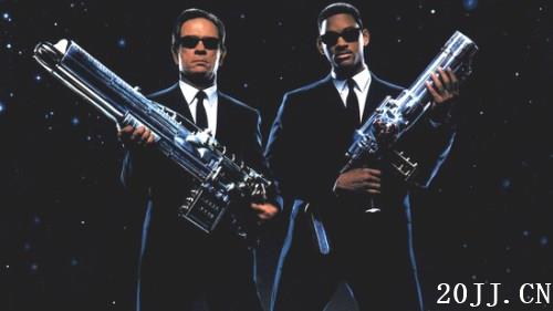 border=0 height=280  onerror=nofind() src=/uploads/allimg/220613/5178_180811212838_1.jpg    onerror=nofind() src=/news/uploads/180811/5178_180811212846_1.jpg    onerror=nofind() src=/news/uploads/180811/5178_180811212857_1.jpg    onerror=nofind() src=/news/uploads/180811/5178_180811212908_1.jpg  width=500 /></p></p><p>  因为这部电影,我知道了<u>威尔史密斯</u>。我无法说威尔史密斯是中最杰出的黑人男演员,但他绝对是黑人男演员中影响力最大,且最具代表性的。而 独立日 在各大灾难片中也是鹤立鸡群,仅次于后天之后。</p><p></p><p>  欧美经典电影《黑衣人》(1997)</p><p><p style=text-align:center></p><p><p style=text-align:center><img alt=